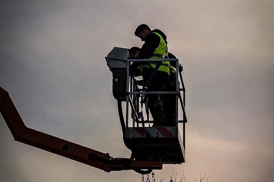 Monteur bei der Montage